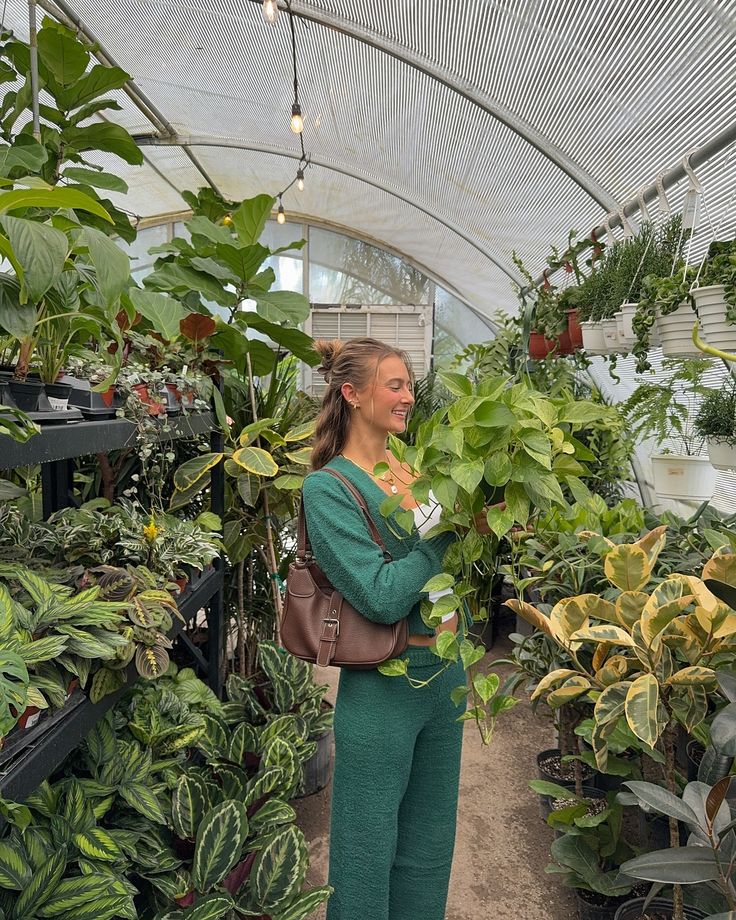 files/plant_mom_full_outfit_from_magnoliaboutiqueindianapolis_ASHLEE30SEP_to_save.jpg
